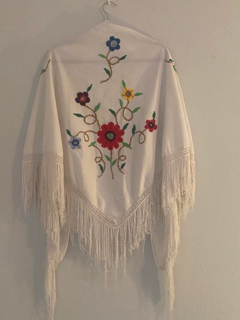 Vintage White Embroidered Floral Fringe Shawl